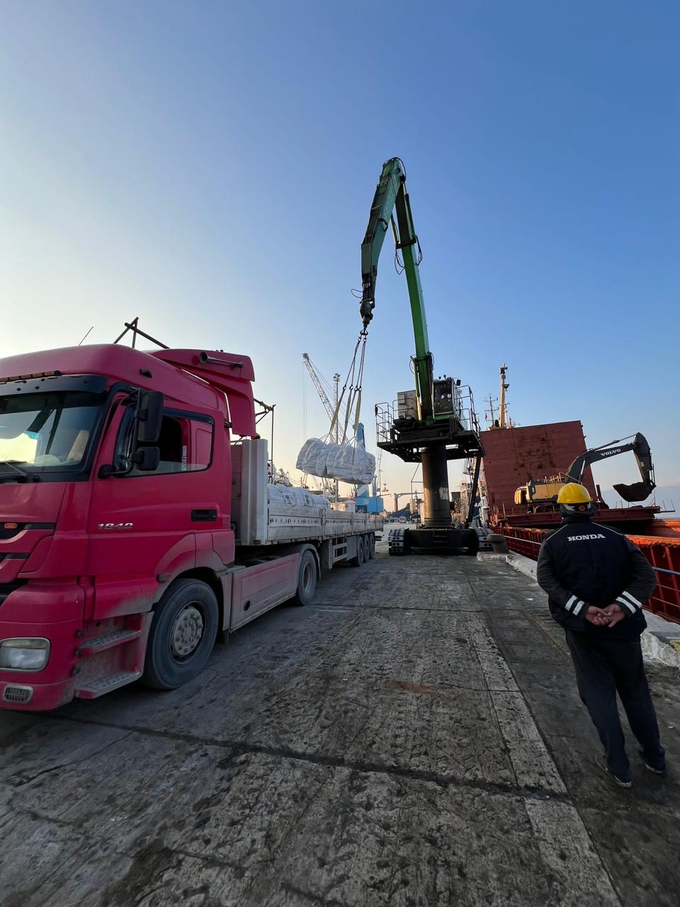 M/V BIEN SHIP CARGO LOADING FAR